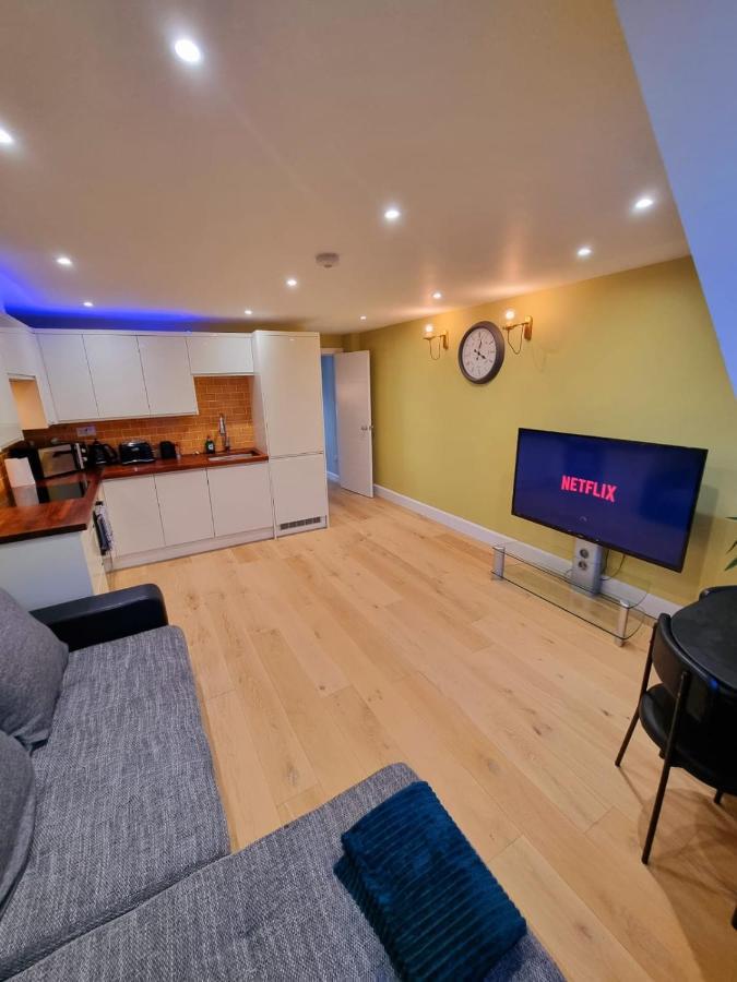 Stylish London Apartment With Terrace & Parking Exteriör bild